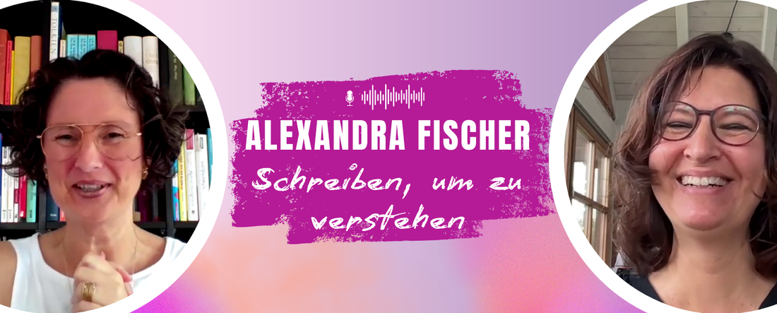 Jennifer Rolle links, Alexandra Fischer rechts, dazwischen ein pink‑violettes Banner mit dem Text ‚Alexandra Fischer – Schreiben, um zu verstehen‘.