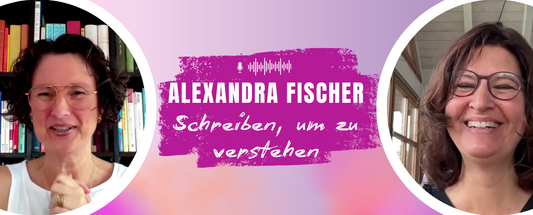 Jennifer Rolle links, Alexandra Fischer rechts, dazwischen ein pink‑violettes Banner mit dem Text ‚Alexandra Fischer – Schreiben, um zu verstehen‘.