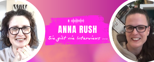 Links Jennifer Rolle, rechts Anna Rush, in der Mitte Titel 'Sie gibt nie Interviews ...'.